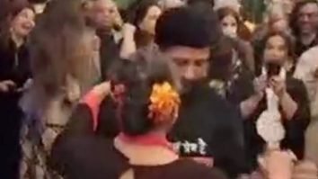 Shabana Azmi groves on Señorita