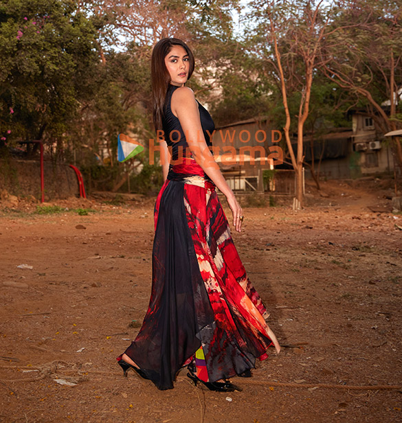 mrunal thakur 3 164