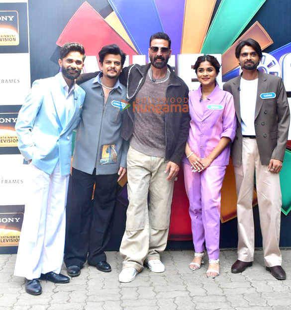 photos akshay kumar snapped with laalo krishna sada sahaayate cast on wheel of fortune set 1
