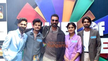 Photos: Akshay Kumar snapped with Laalo – Krishna Sada Sahaayate cast on Wheel of Fortune set