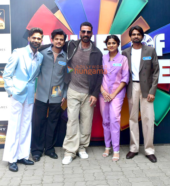 photos akshay kumar snapped with laalo krishna sada sahaayate cast on wheel of fortune set 2