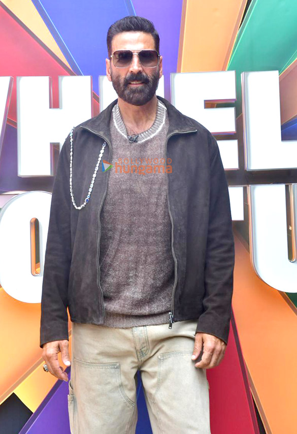 photos akshay kumar snapped with laalo krishna sada sahaayate cast on wheel of fortune set 3