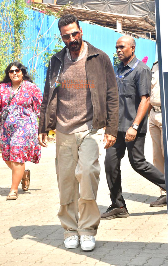 photos akshay kumar snapped with laalo krishna sada sahaayate cast on wheel of fortune set 5