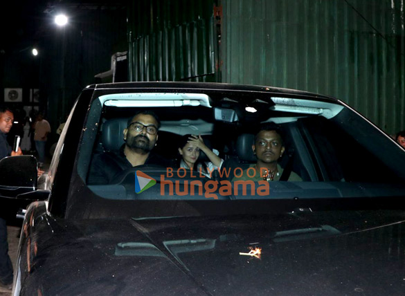 तस्वीरें: आलिया भट्ट ने जुहू में खींची तस्वीरें