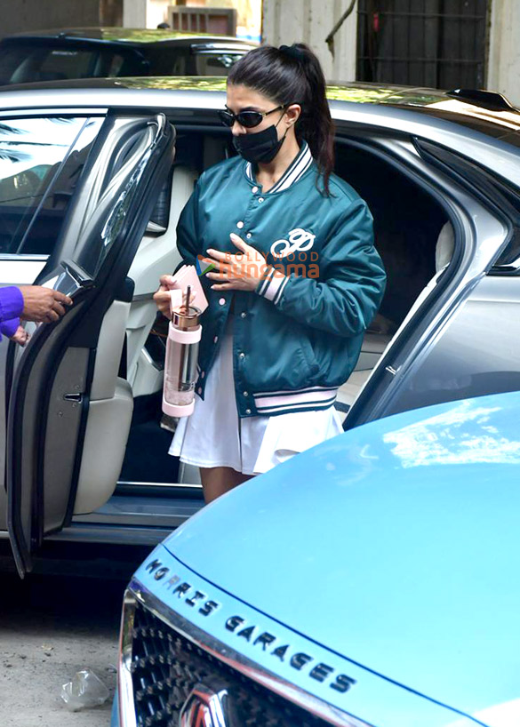 Photos: Jacqueline Fernandez snapped in Juhu Photos: Jacqueline Fernandez snapped in Juhu