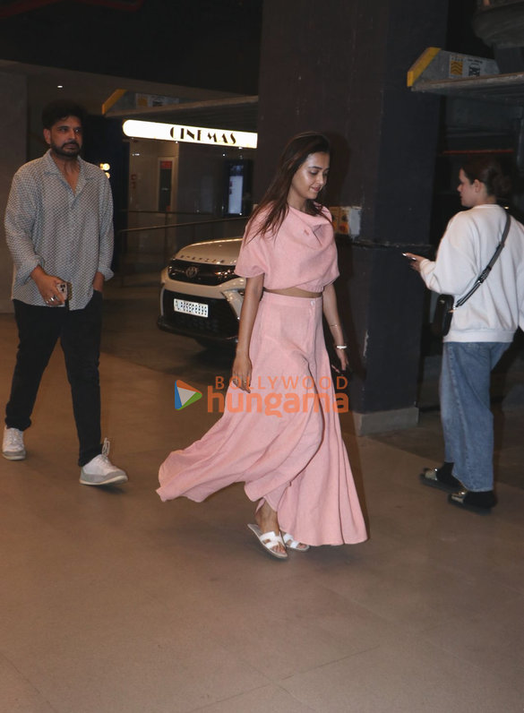 Photos: Karan Kundrra and Tejasswi Prakash snapped at PVR, Juhu Photos: Karan Kundrra and Tejasswi Prakash snapped at PVR, Juhu