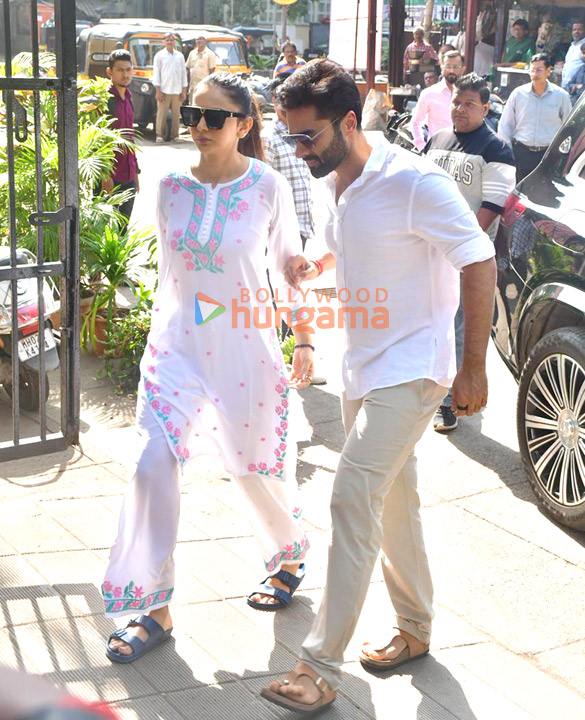 photos rakul preet singh jackky bhagnani and others attend manish malhotras mothers last rites 1