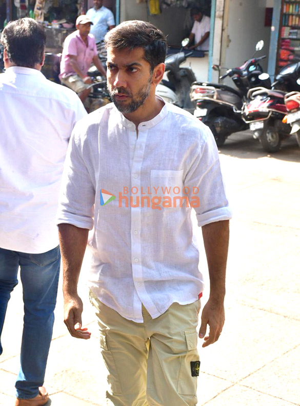 photos rakul preet singh jackky bhagnani and others attend manish malhotras mothers last rites 3