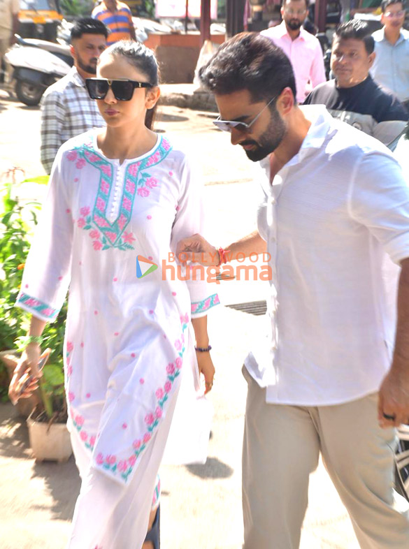 Photos: Rakul Preet Singh, Jackky Bhagnani and others attend Manish Malhotra’s mother’s last rites Photos: Rakul Preet Singh, Jackky Bhagnani and others attend Manish Malhotra’s mother’s last rites