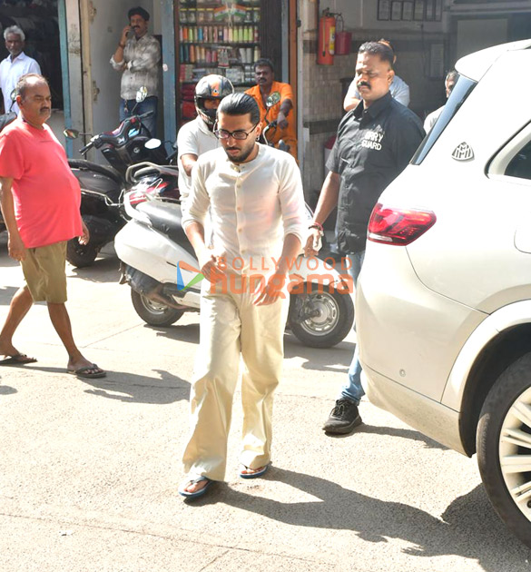 photos rakul preet singh jackky bhagnani and others attend manish malhotras mothers last rites 8