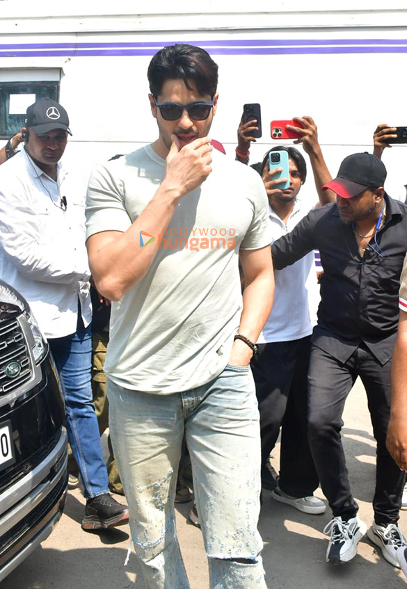 photos sidharth malhotra snapped at a shoot location in juhu 2