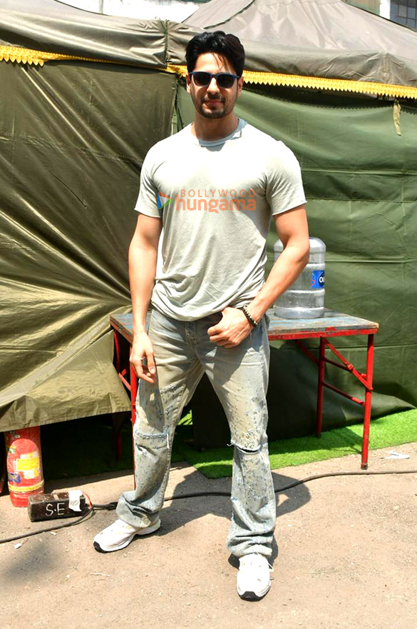 photos sidharth malhotra snapped at a shoot location in juhu 3