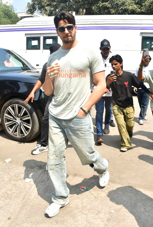 photos sidharth malhotra snapped at a shoot location in juhu 6