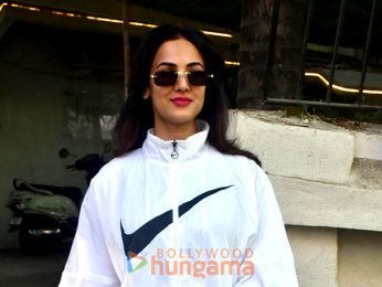 Photos: Sonal Chauhan snapped at Kromakay salon in Juhu Photos: Sonal Chauhan snapped at Kromakay salon in Juhu