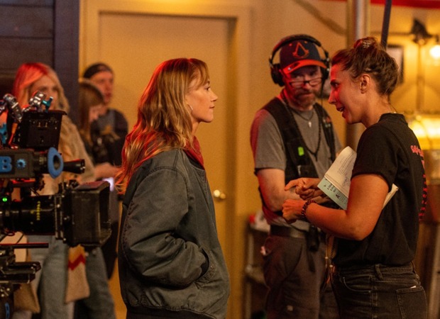 वैनेसा कैसविल ने 13 मार्च की रिलीज़ से पहले कोलीन हूवर द्वारा रचित रिमाइंडर ऑफ़ हिम को अपनाने पर चर्चा की: "मेरी प्रवृत्ति किताब के प्रति वफादार रहने की थी"