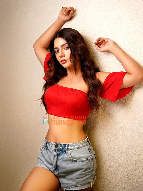 ruhi singh 5 77