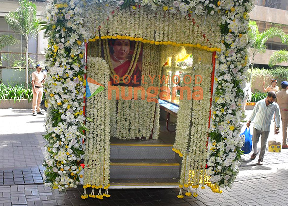 photos aamir khan ranveer singh vicky kaushal tabu asha parekh vivek oberoi sachin tendulkar zanai bhosle and others pay last respects to the late asha bhosle 15