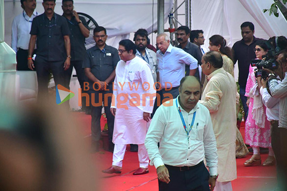 photos aamir khan ranveer singh vicky kaushal tabu asha parekh vivek oberoi sachin tendulkar zanai bhosle and others pay last respects to the late asha bhosle 6