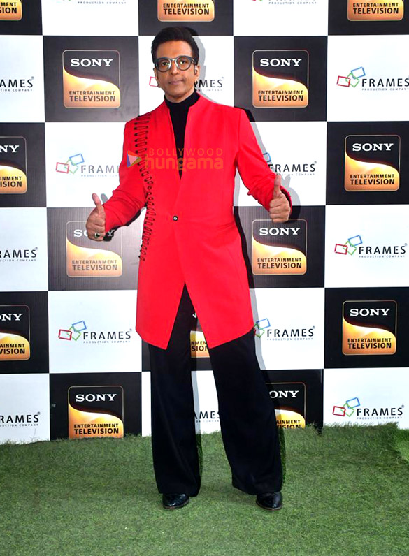 photos karisma kapoor jaaved jaaferi and others snapped on the sets of indias best dancer 5 6