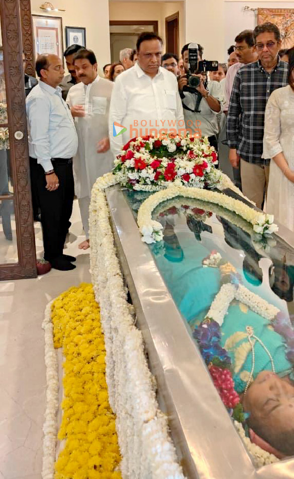 photos maharashtra cm devendra fadnavis paying last respects to the late asha bhosle 1
