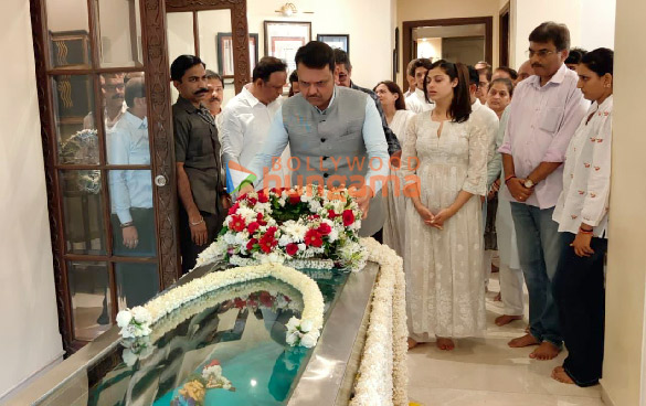 photos maharashtra cm devendra fadnavis paying last respects to the late asha bhosle 2