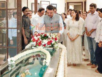 Photos: Maharashtra CM Devendra Fadnavis paying last respects to the late Asha Bhosle