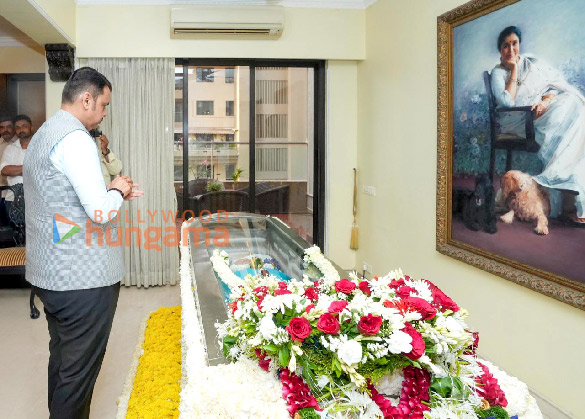 photos maharashtra cm devendra fadnavis paying last respects to the late asha bhosle 6