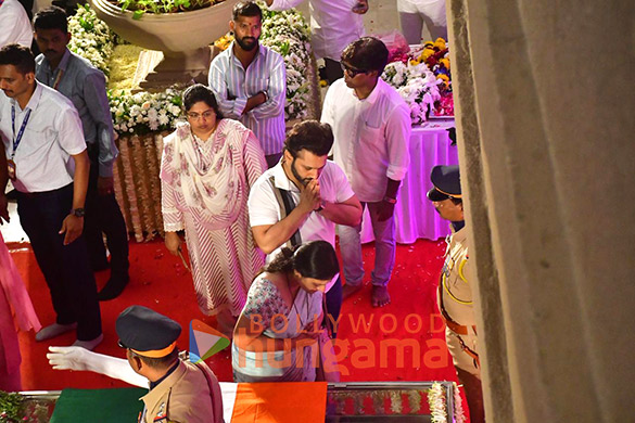 photos ranveer singh tabu asha parekh vivek oberoi sachin tendulkar zanai bhosle and others pay last respects to the late asha bhosle 4200 30
