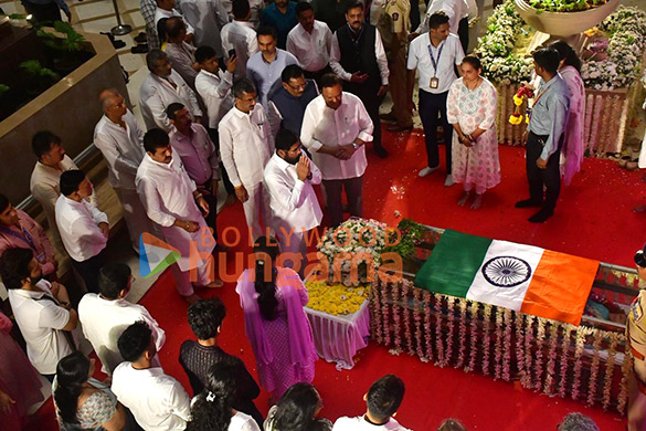 photos ranveer singh tabu asha parekh vivek oberoi sachin tendulkar zanai bhosle and others pay last respects to the late asha bhosle 4200 8
