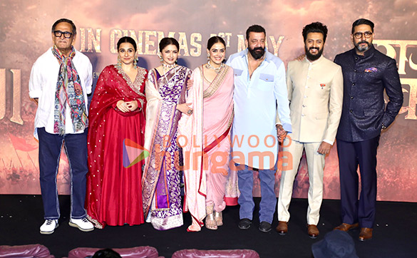 तस्वीरें: राजा शिवाजी के ट्रेलर लॉन्च पर रितेश देशमुख, जेनेलिया देशमुख, संजय दत्त, अभिषेक बच्चन, विद्या बालन और अन्य लोग मौजूद रहे।