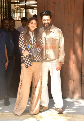 Photos: Riteish Deshmukh and Genelia Deshmukh snapped in Juhu