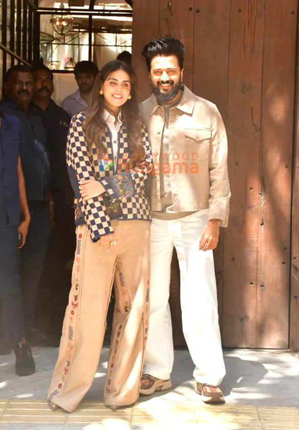 Photos: Riteish Deshmukh and Genelia Deshmukh snapped in Juhu