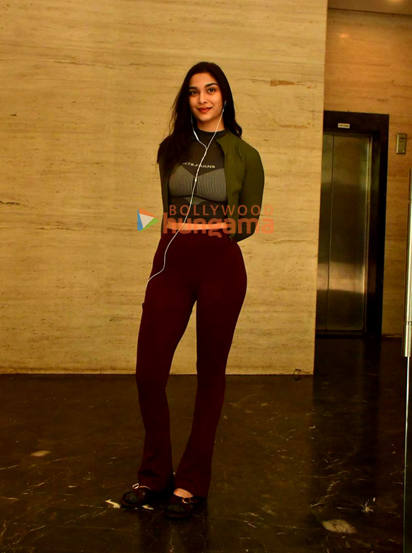 photos saiee manjrekar snapped in juhu 2 10