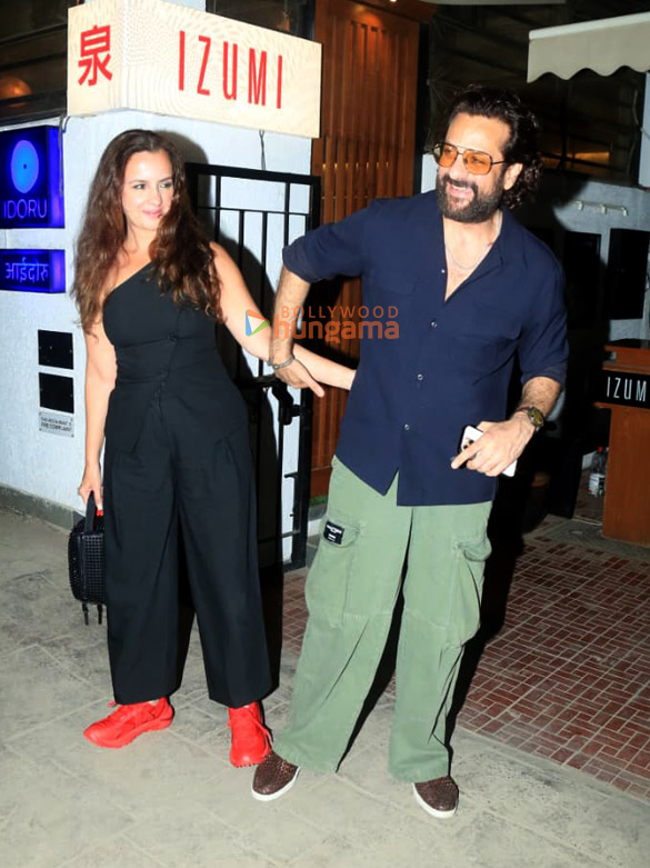 photos sanjay dutt fardeen khan and their families snapped in bandra 8