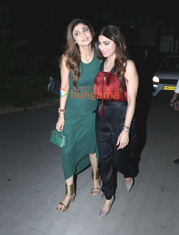 photos shilpa shetty and shamita shetty snapped at bastian 3