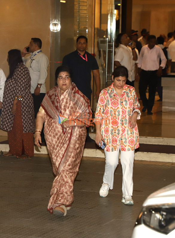 photos tabu asha parekh sachin tendulkar zanai bhosle and others pay last respects to the late asha bhosle 2026 16