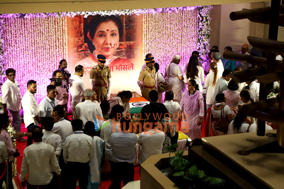photos tabu asha parekh sachin tendulkar zanai bhosle and others pay last respects to the late asha bhosle 2026 19