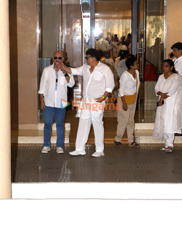 photos tabu asha parekh sachin tendulkar zanai bhosle and others pay last respects to the late asha bhosle 2026 2