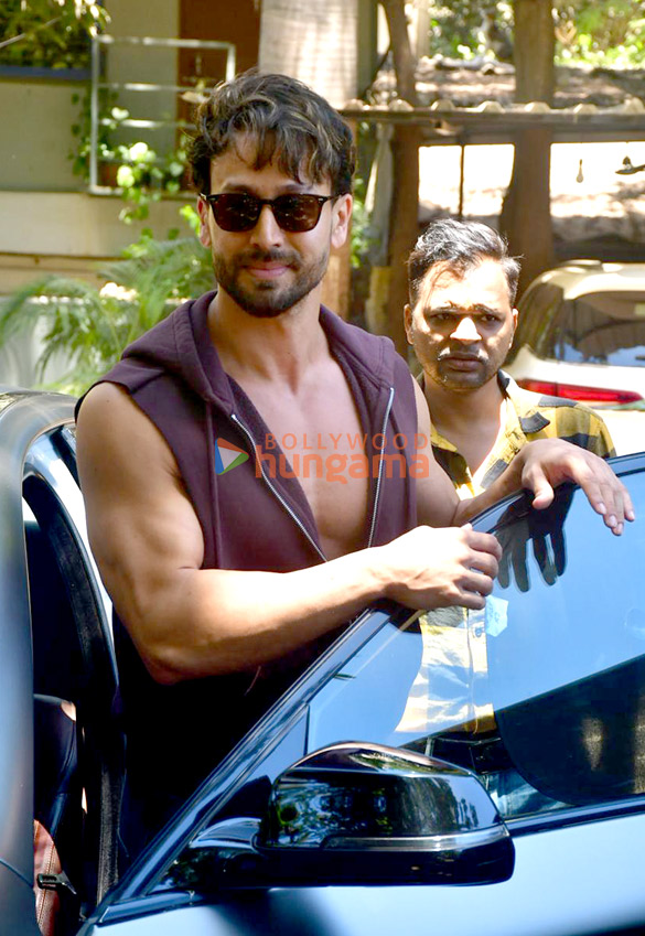 Photos: Tiger Shroff snapped in Versova Photos: Tiger Shroff snapped in Versova