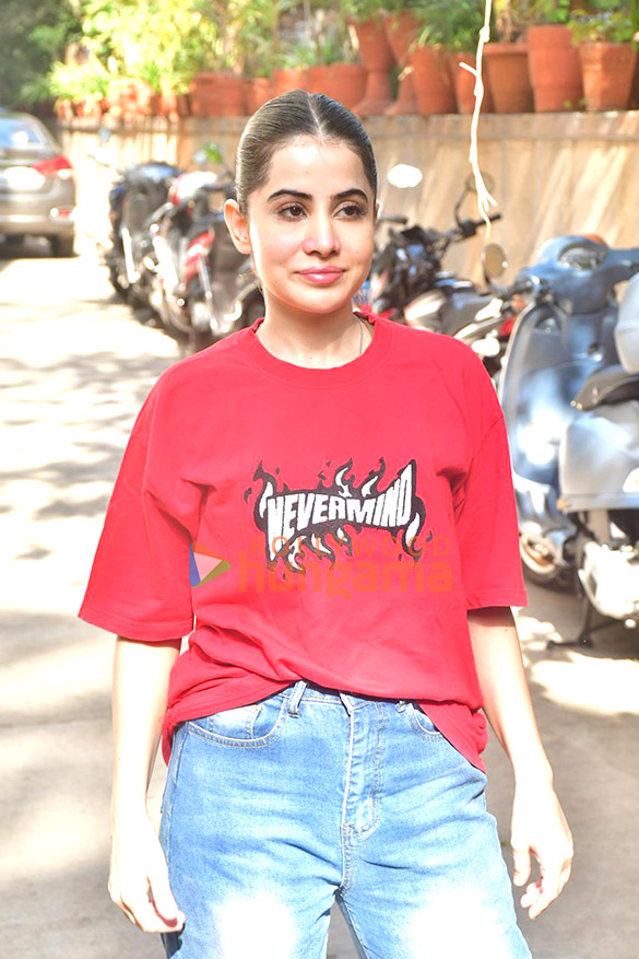 photos uorfi javed and sunita ahuja snapped in juhu 3