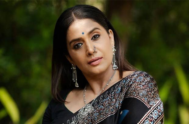 Sonali Kulkarni stranded for 5 hours in Mumbai traffic, shares distress video: “This is scary”