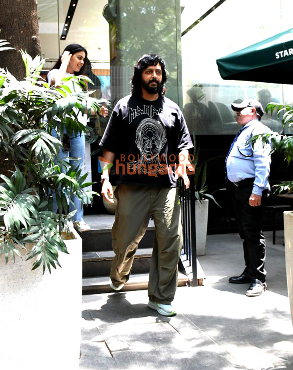 photos genelia deshmukh and riteish deshmukh spotted outside a cafe in khar 1