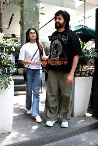 Photos: Genelia Deshmukh and Riteish Deshmukh spotted outside a cafe in Khar