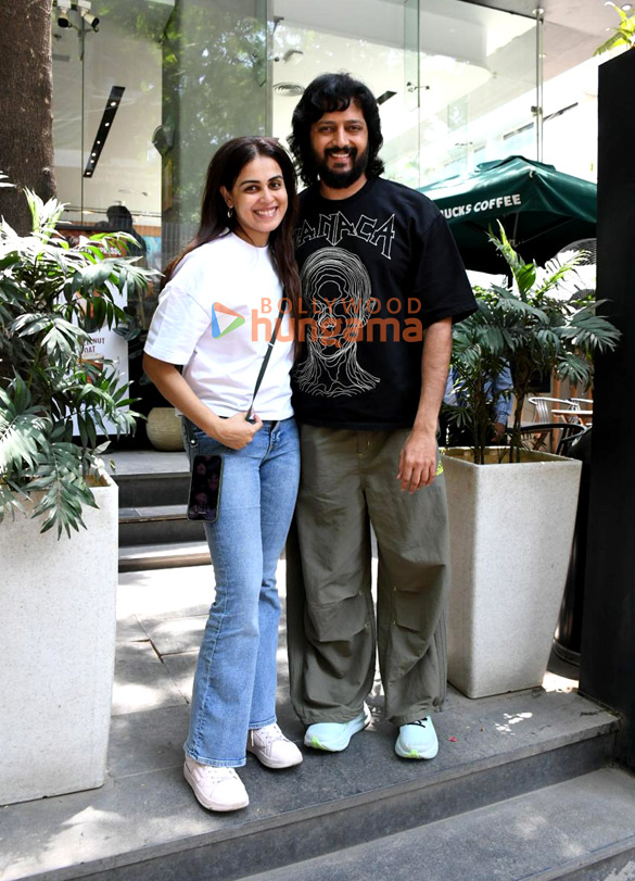 photos genelia deshmukh and riteish deshmukh spotted outside a cafe in khar 6