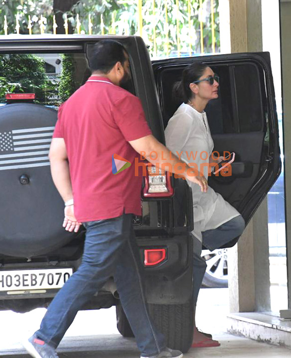 Photos: Kareena Kapoor Khan snapped at Karishma Kapoor’s house in Bandra