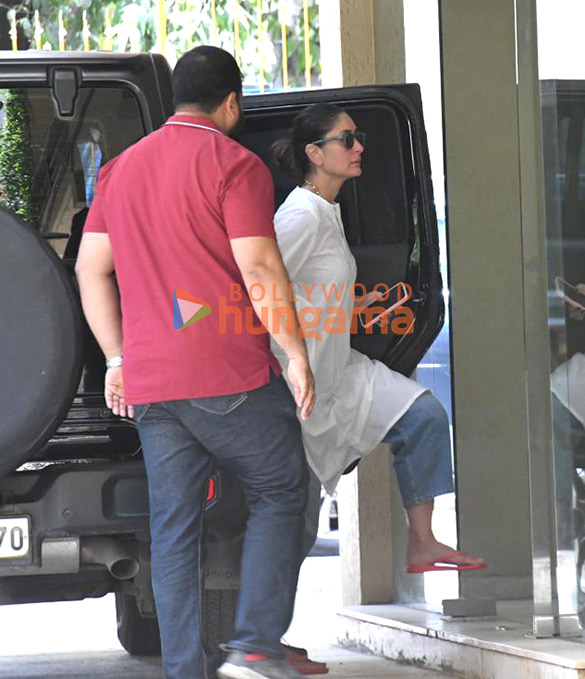 photos kareena kapoor khan snapped at karishma kapoors house in bandra 2
