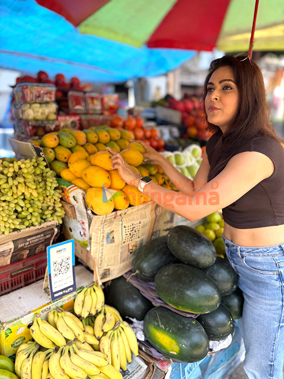 photos madhurima tuli snapped while shopping for mangoes in andheri 1