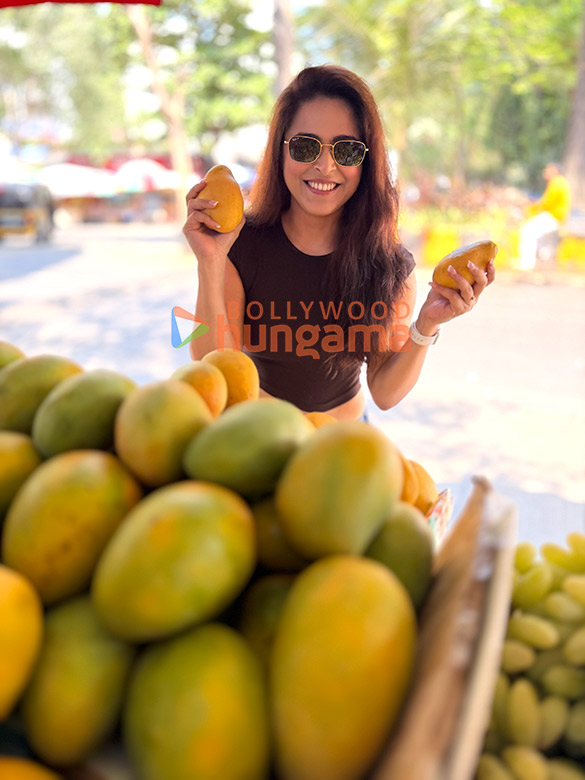 photos madhurima tuli snapped while shopping for mangoes in andheri 2