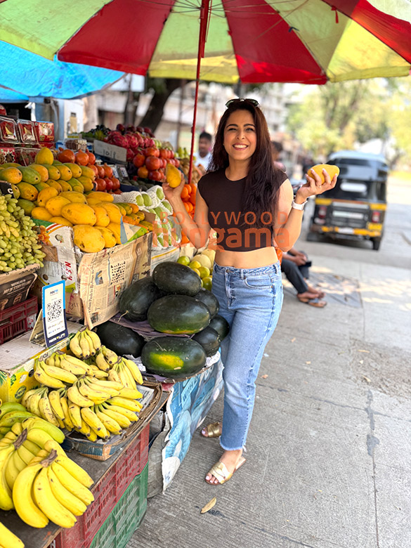 photos madhurima tuli snapped while shopping for mangoes in andheri 3