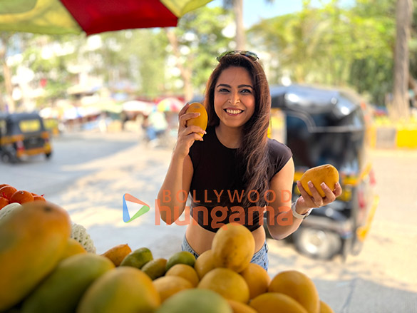 Photos: Madhurima Tuli snapped while shopping for mangoes in Andheri Photos: Madhurima Tuli snapped while shopping for mangoes in Andheri